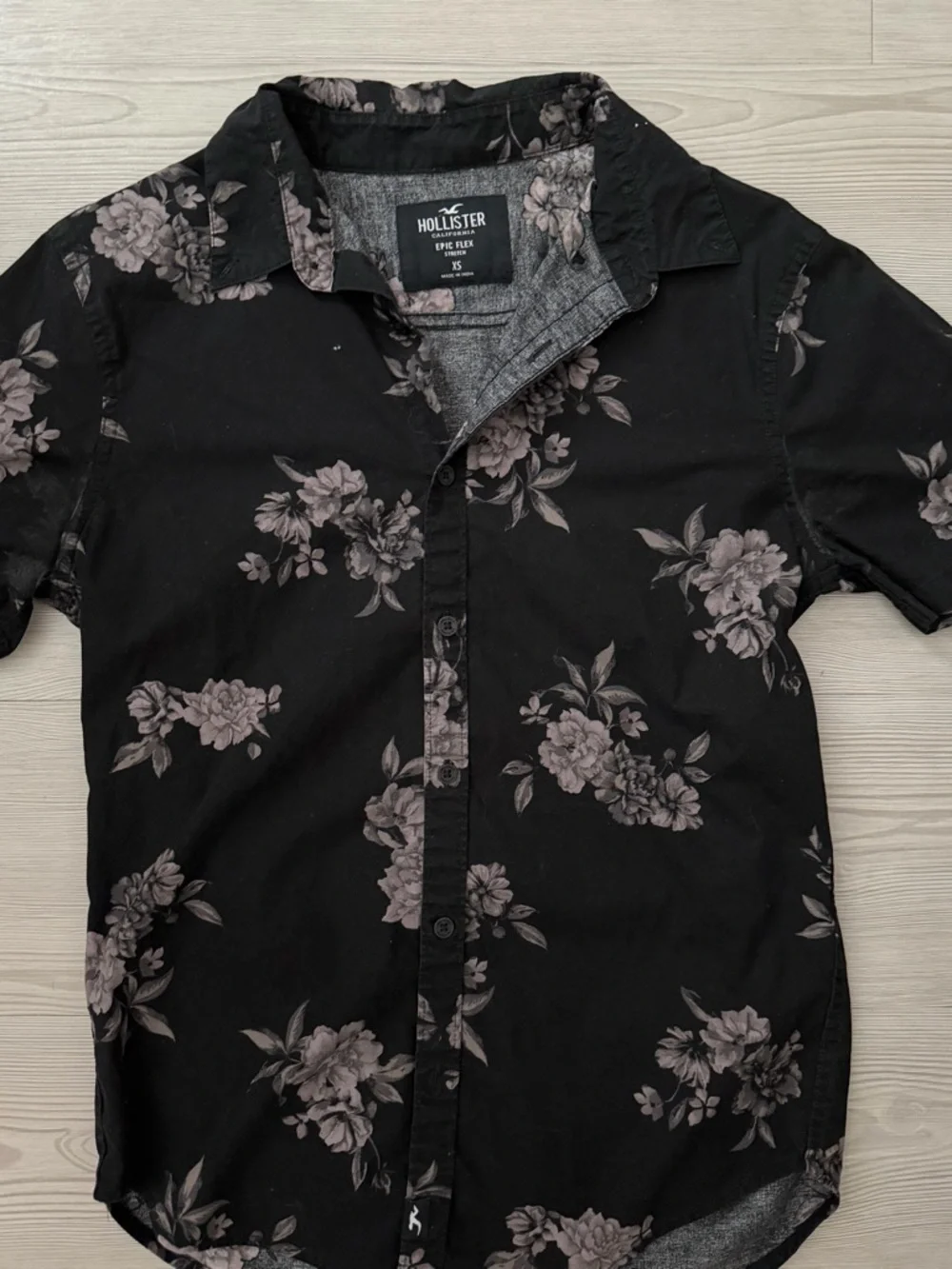 Bundle of 2 Hollister Men’s Button-Down Shirts - Picture 3 of 7
